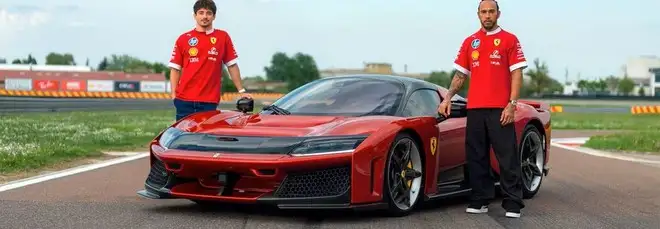 Hamilton prova la Ferrari F80: questa è l'auto stradale più veloce su cui sono mai salito
