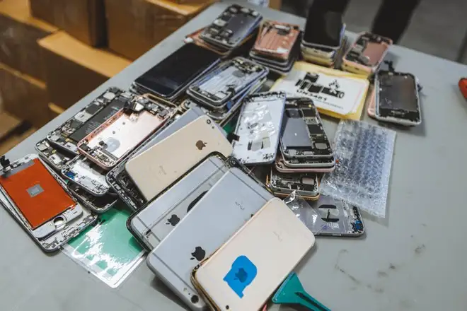 Uno smartphone su due è inutilizzato: perché lo teniamo e quanto vale davvero