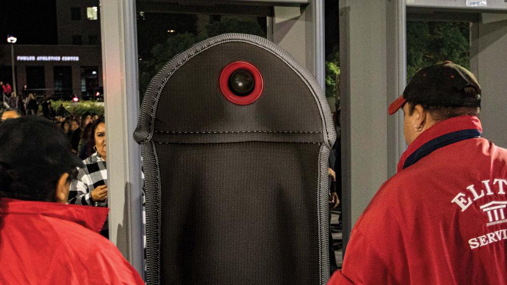 Lorde Requiring All Concertgoers  To Stash Boyfriends In Locked Pouch