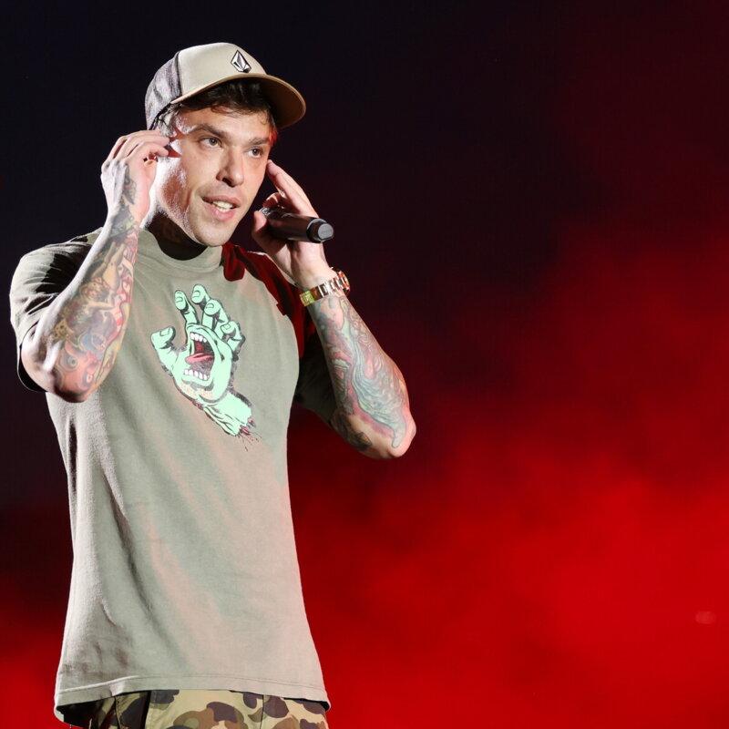 Piovono baci: Fedez ufficializza la sua storia con Giulia Honegger e condivide lo scatto di un bacio