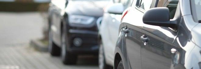 In Italia troppe auto e pochi parcheggi, il 30% del traffico è colpa di chi cerca di parcheggiare