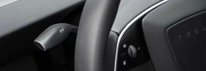 Tesla, passo indietro sulla Model 3: torna la levette per le frecce