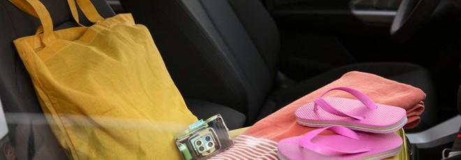 Guidare scalzi o in ciabatte: cosa dice il Codice della Strada, si può?