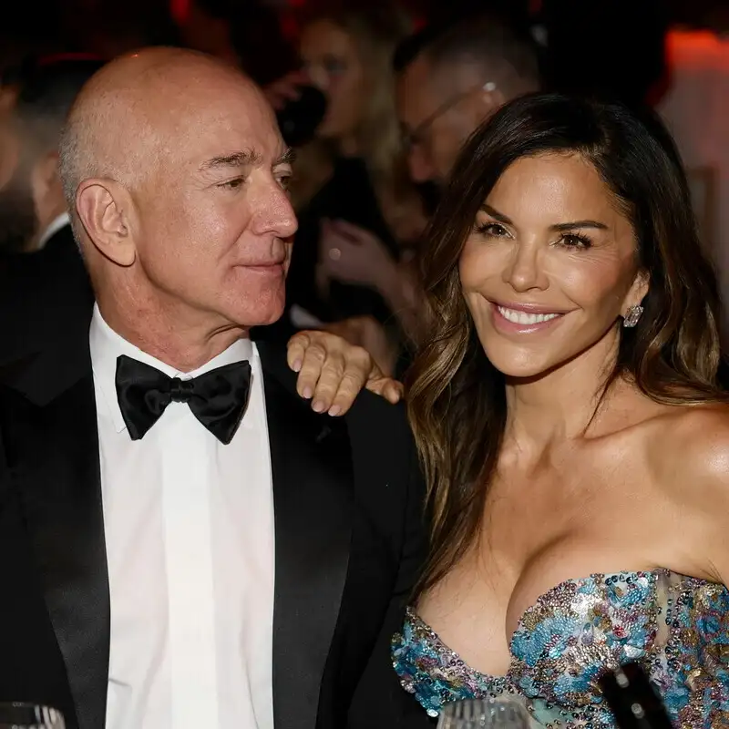 Lauren Sanchez e Jeff Bezos: 27 abiti + 30 milioni di dollari, quando sposarsi diventa uno spettacolo fashion senza freni