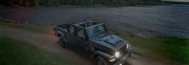 Jeep Gladiator Dark Sky: edizione speciale tra versatilità urbana e vocazione off-road