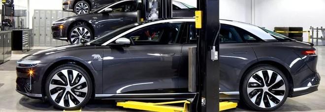 Riparare un'auto elettrica? Costa di meno, c'è però un ma....