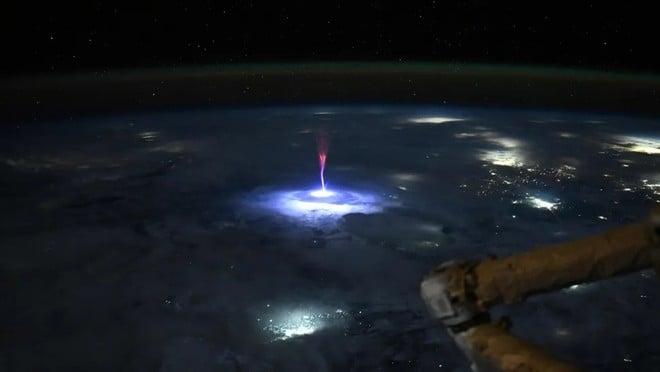 Spettro rosso gigante fotografato dallo spazio: lo scatto dalla ISS