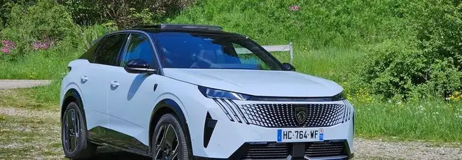 Prova su strada Peugeot e-3008 Dual Motor: la quadra perfetta? | Video