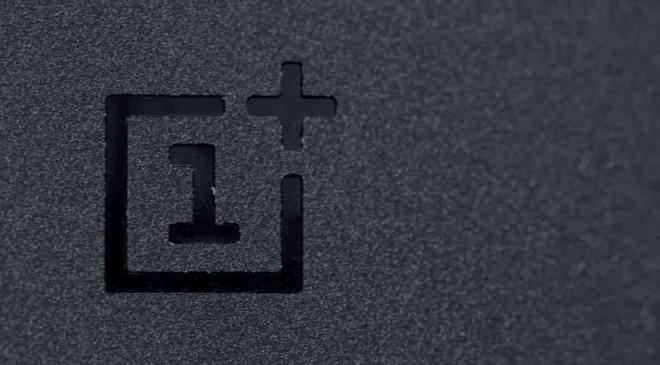 OnePlus 15, tante nuove anticipazioni: benchmark, memoria e colori