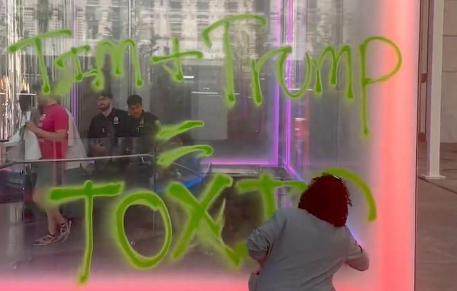 Big Tech ipocrite sul clima: imbrattato Apple Store di New York per protesta
