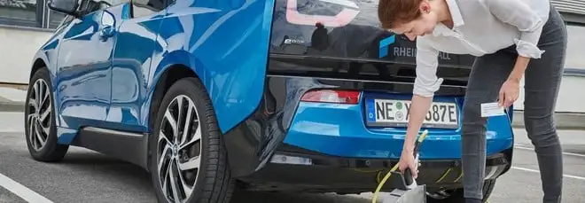 Le auto elettriche si ricaricheranno dal marciapiede. Una soluzione 
