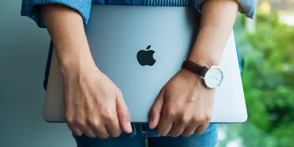 “Nah”: Man spills drink on girlfriend’s laptop, breaking it. Then he refuses to pay half for new one