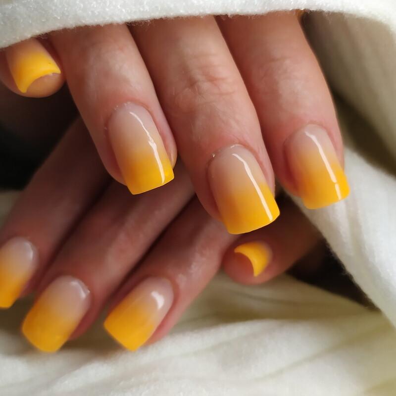 Addio alla french manicure banale: ecco la Yellow French Manicure che porta il sole tra le mani