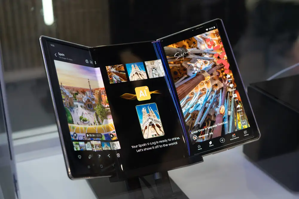 Samsung seems to have leaked its own trifold phone design
