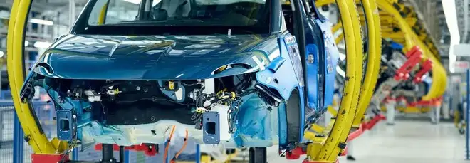 Produzione auto italiana in caduta libera, i numeri della crisi