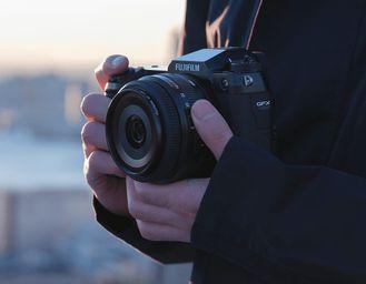 Doppia promo di fine anno FUJIFILM: cashback e sconti immediati su fotocamere e ottiche Serie X e GFX