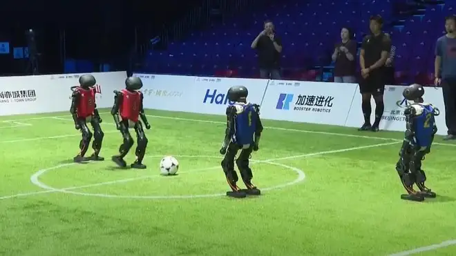 Robot calciatori guidati dall'AI in scena a Pechino | Video
