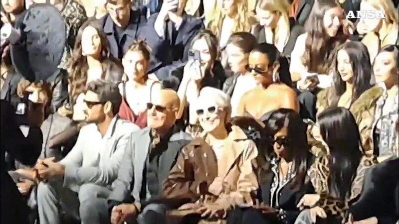Il Diavolo veste Prada, ma anche Dolce&Gabbana: Meryl Streep e Stanley Tucci girano una scena alla Milano Fashion Week