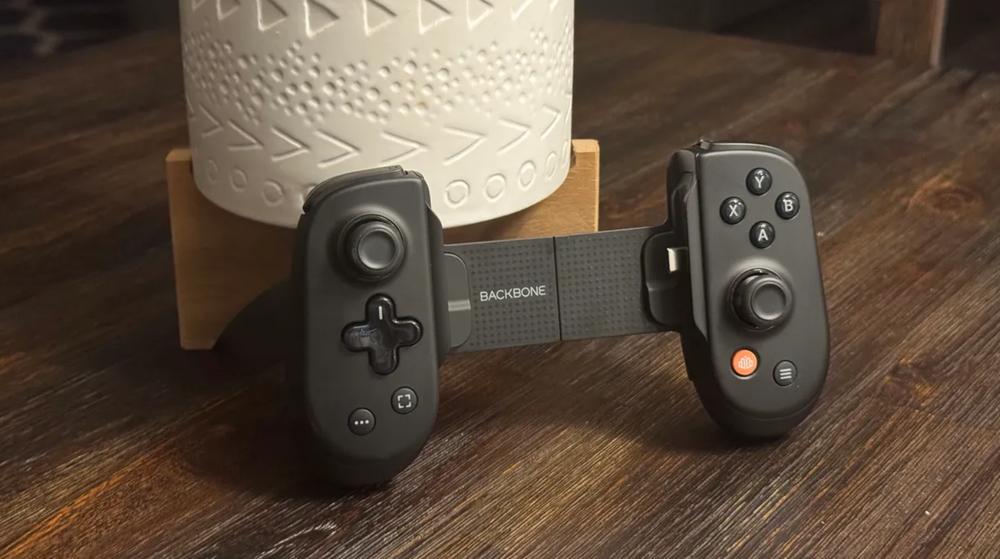 The Backbone Pro Mobile Controller Has Dropped to Its Lowest Price Yet