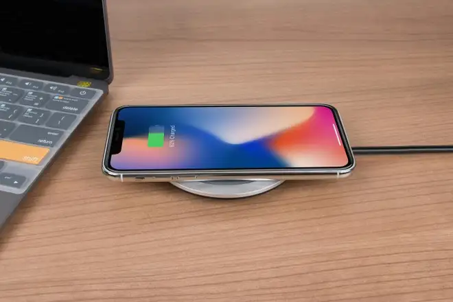 iPhone 17 pronto al salto: ricarica wireless fino a 50W con Qi 2.2
