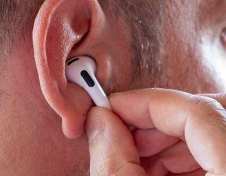La traduzione in tempo reale sugli AirPods sta arrivando in Italia. I retroscena di un ritardo annunciato
