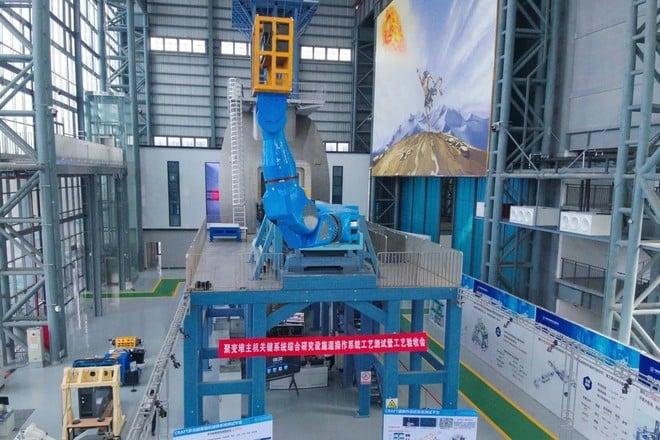 Cina, il braccio robotico da 60 tonnellate che punta al Sole artificiale