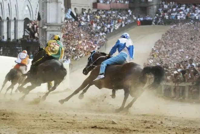 Palio di Siena rimandato per la terza volta consecutiva: il pazzo clima rovina la festa
