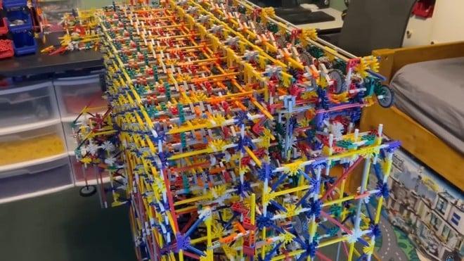 Costruisce un computer funzionante con i giocattoli K'NEX | Video